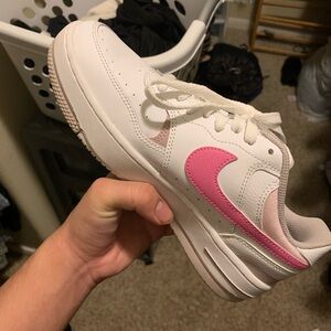 White pink nike shoes 60-50$ just want to make a quick money